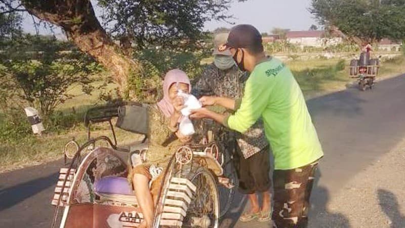Jumat Berkah, Ansor Banser di Tegal Bagikan Ratusan Nasi Bungkus Gratis