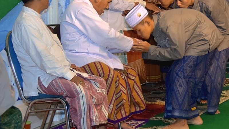 Mencintai Ulama Kita: Jangan Sowan Dulu di Tengah Pandemi!