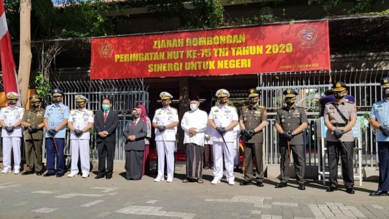 Jelang HUT Ke-75 TNI, Pangarmada II Ziarah Makam Gus Dur