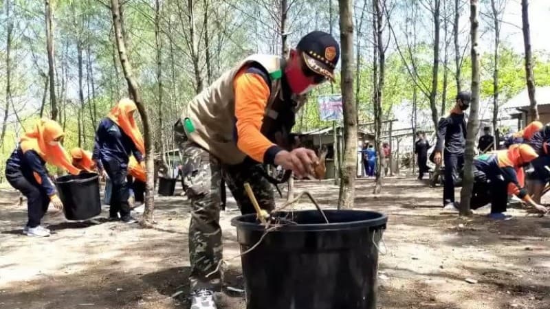 Jaga Keasrian, Pelajar NU Kencong Jember Bersih-Bersih Pantai