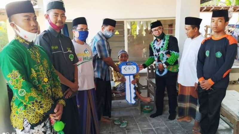 Rumah Dhuafa Rampung Direhab, LAZISNU di Sumenep Serahkan Kunci