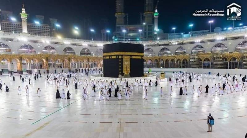 Jamaah Umrah Pertama di Masa Pandemi Masuk Masjidil Haram