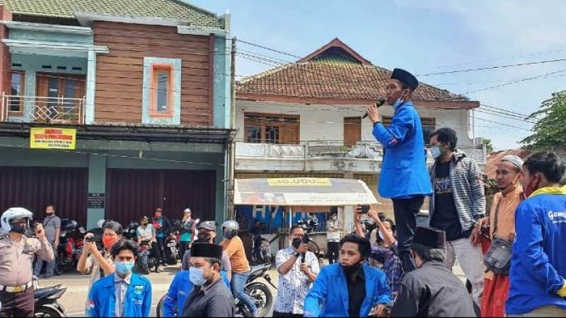 Tolak UU Cipta Kerja, PMII Demo di Gedung DPRD Bondowoso