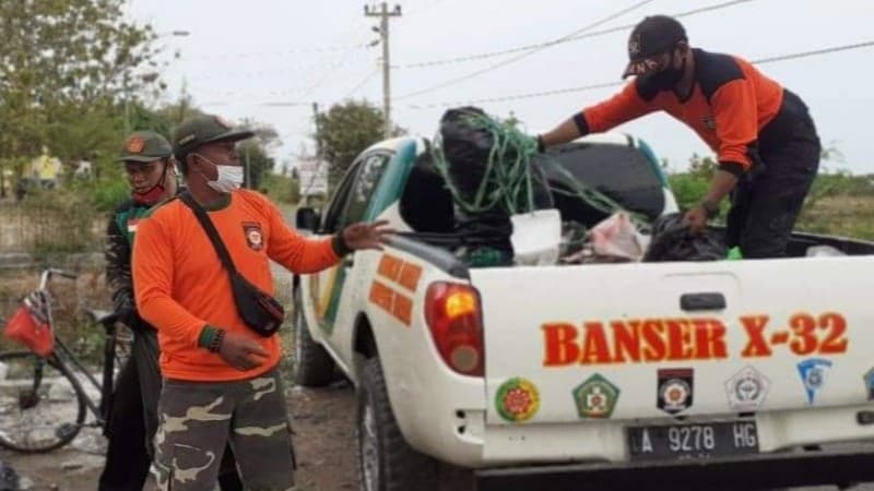 Banser Brebes Bersihkan Sampah setelah Aksi Demonstrasi Tolak UU Cipta Kerja