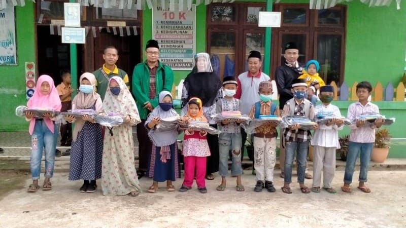 LAZISNU Melawi Beri Santunan Anak Yatim Terdampak Banjir