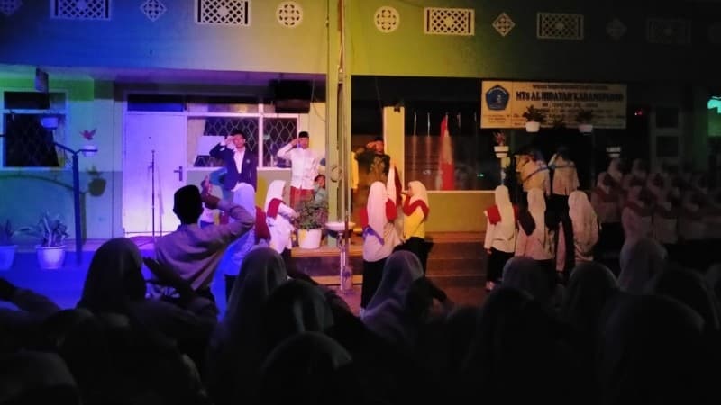 Unik, Santri Al-Hidayah Malang Padukan Upacara Hari Santri dengan Teater