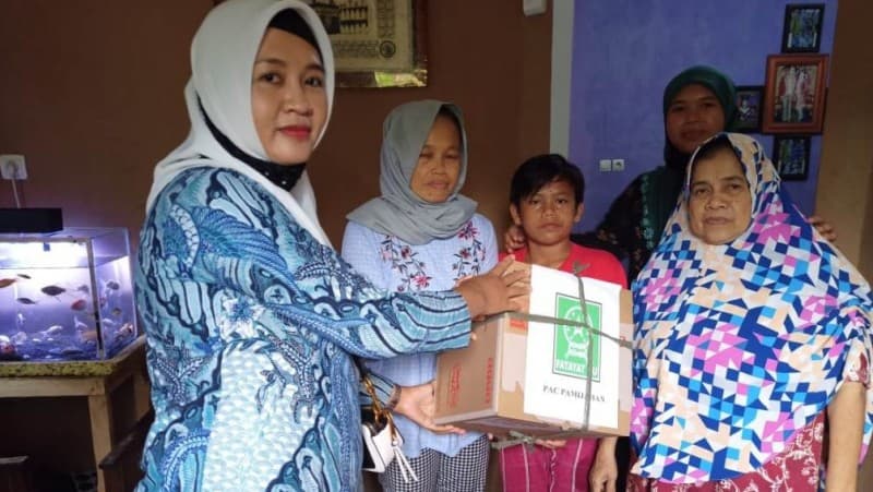 Fatayat NU Pamijahan Bogor Bantu Janda dan Yatim yang Rumahnya Terbakar