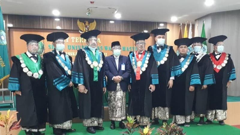 Wisuda di Hari Santri, Wisudawan Unwahas Pakai Sarung