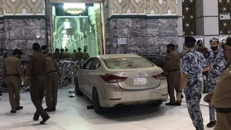 Mobil Sedan Tubruk Pintu Masjidil Haram, Begini Ceritanya