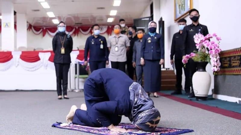 Raperda Pesantren Disetujui DPRD Lampung, Wagub Sujud Syukur