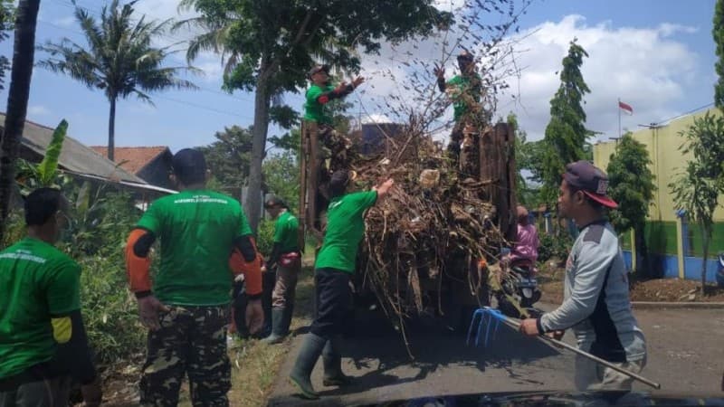 NU Peduli Bersihkan Bekas Banjir Cilacap