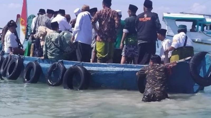 Aksi Banser Terjun ke Laut Selamatkan Perahu yang Membawa Kiai