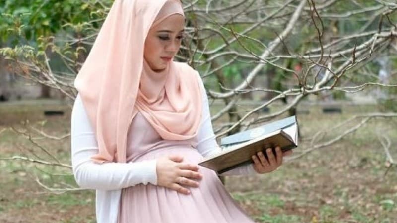 Hukum Shalat Wanita Hamil dan Flek Jelang Persalinan