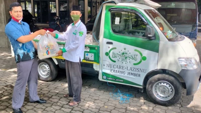 Ringankan Beban Duafa, LAZISNU Jember Bagikan Sembako