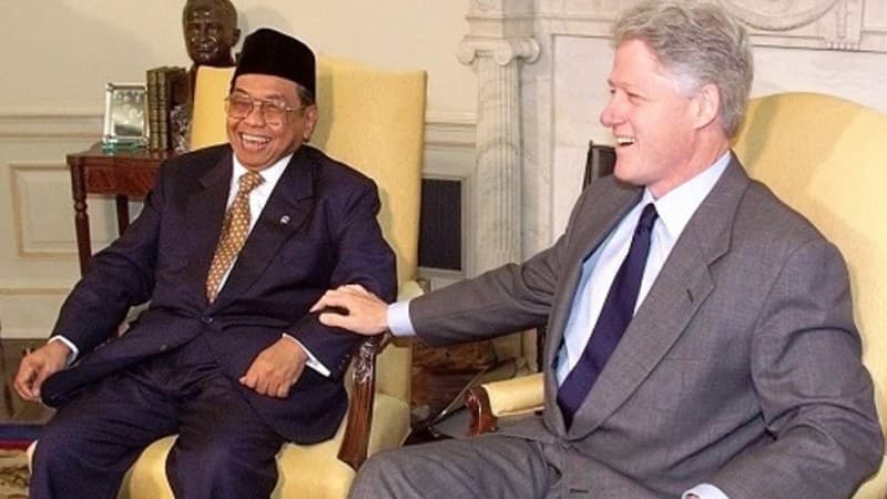 Merawat dan Meruwat Demokrasi melalui Humor