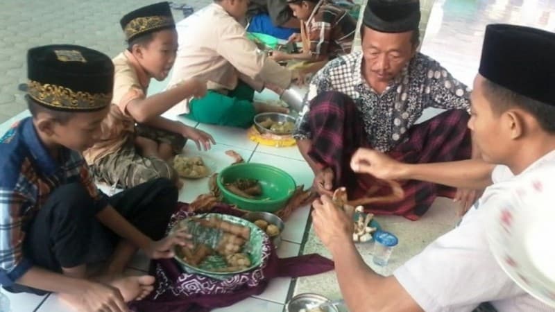 Nilai Keagamaan dalam Tradisi Nebus Weteng di Cirebon Girang