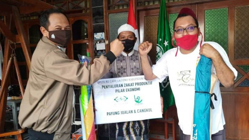 UPZIS Care–LAZISNU Rembang Bagikan Payung dan Cangkul untuk Masyarakat