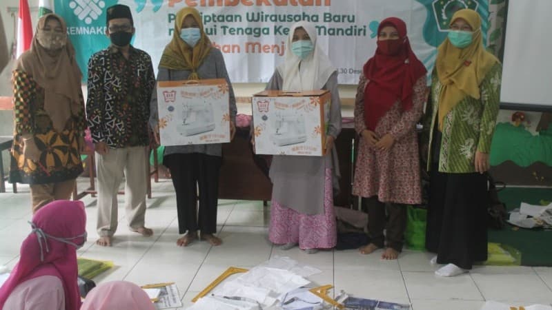 ISNU Sidoarjo Salurkan Puluhan Mesin Jahit untuk Calon Wirausaha Baru