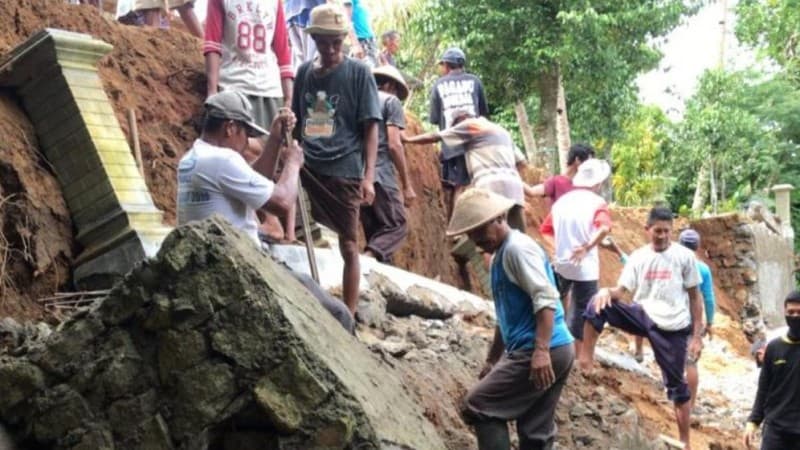 Tanah Longsor di Tahun Baru, Banser Pundong DIY Gotong Royong Bersihkan Reruntuhan