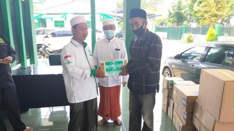 PCNU Jember Bagikan Ribuan Paket Anti Corona