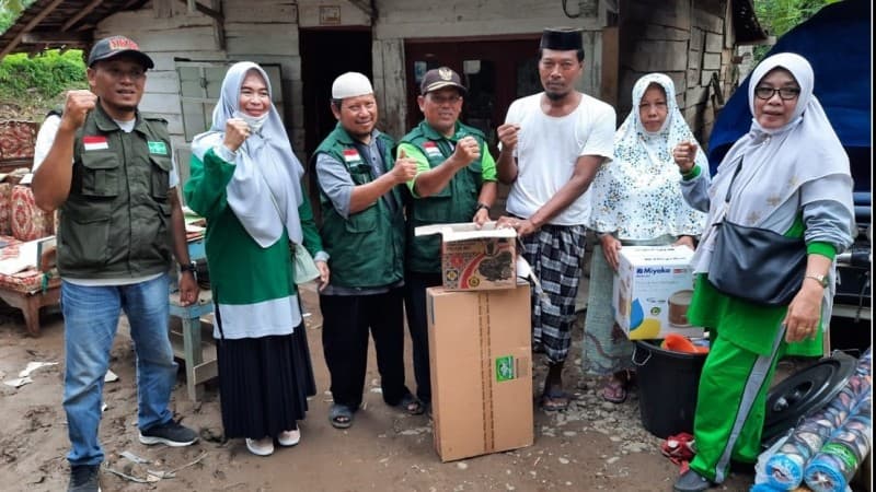 Bantu Korban Banjir Bandang, Camat Pardasuka: Terima Kasih LAZISNU