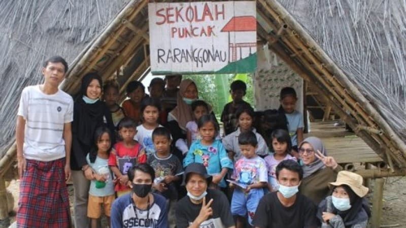 Sekolah Pucak Raranggonau, Wadah Literasi untuk Anak-anak Pedalaman