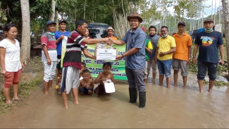 IKA PMII Jember Salurkan Paket Bantuan untuk Korban Banjir Tempurejo