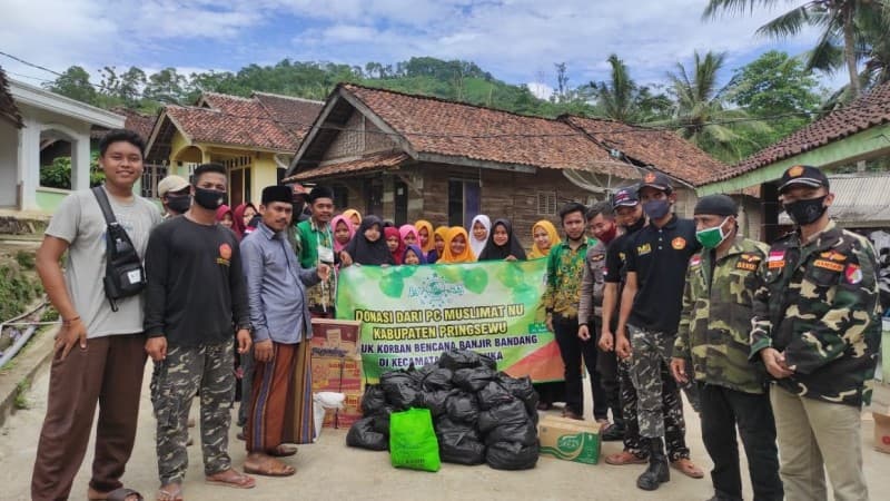 Terdampak Banjir, Pesantren ini Terima Bantuan Sembako dari Muslimat NU Pringsewu