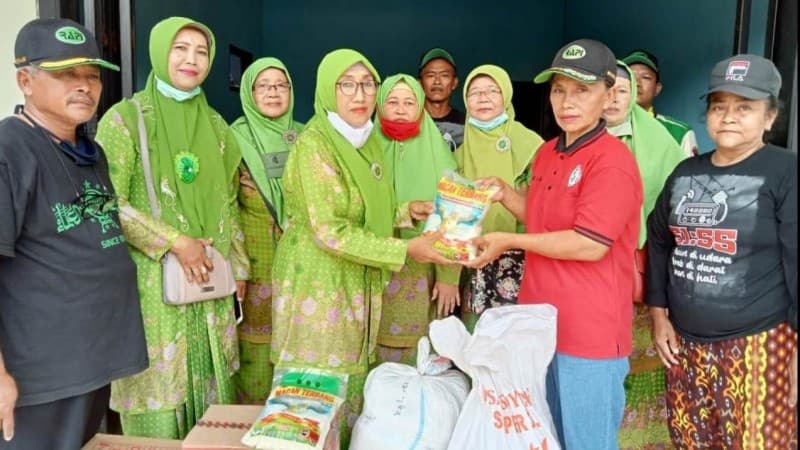 Muslimat NU Jenggawah Jember Bantu Korban Banjir di Wonoasri