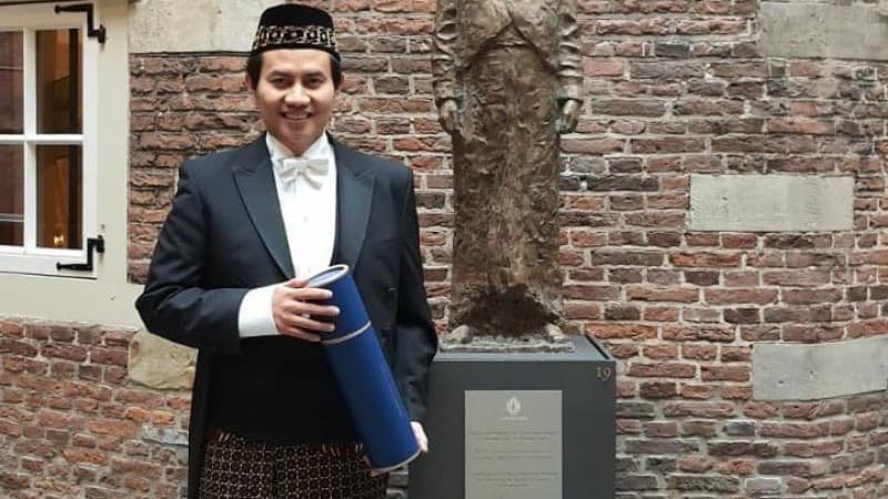 Sidang Doktor di Leiden, Ketua NU Belanda 2015-2017 Kenakan Sarung dan Peci