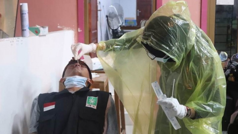 NU Peduli Lakukan Swab Antigen Relawan Gempa Sulbar