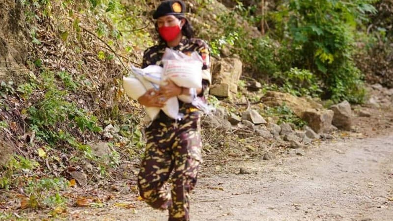 Relawan NU Jalan Kaki Pikul Bantuan Logistik ke Desa Terisolasi di Mamuju