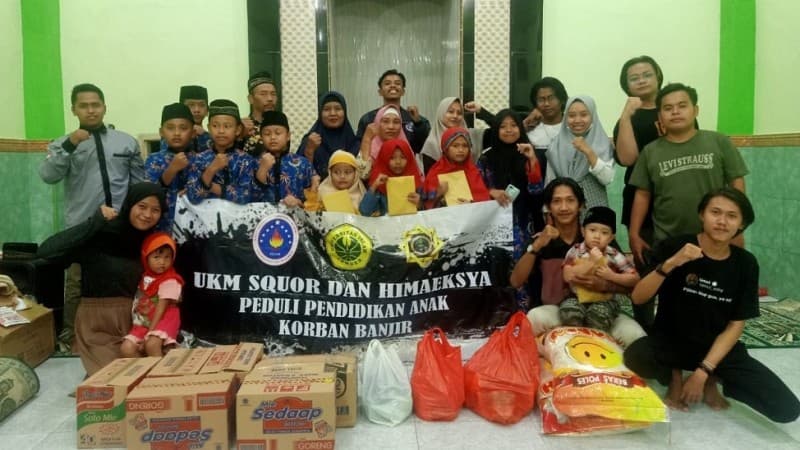Mahasiswa UIJ Sumbang Alat Tulis untuk Anak Yatim Korban Banjir