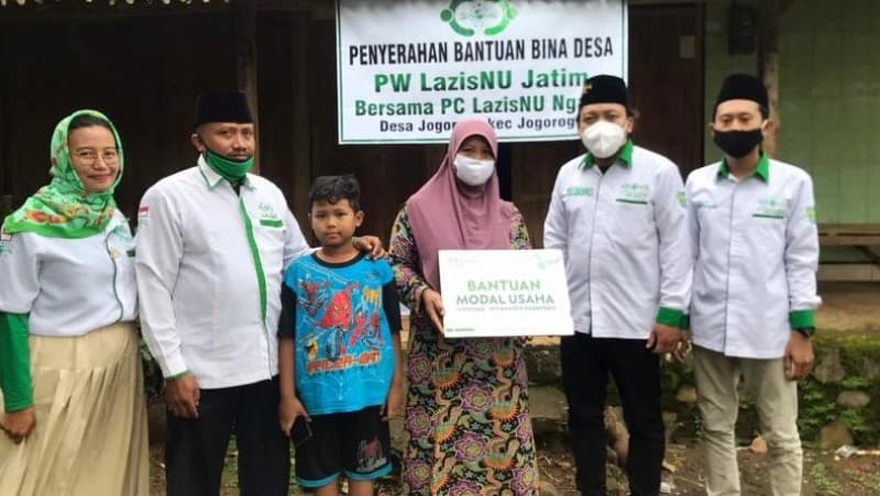 Senyum Janda Miskin Terima Bantuan Modal dari LAZISNU Jatim