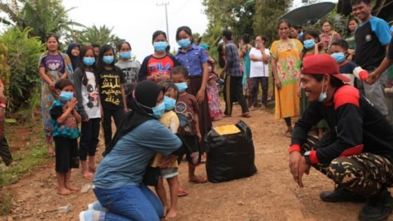 Bersama Banser, Siswa Madrasah Ini Beri Psikososial Anak-anak Terdampak Gempa Mamuju