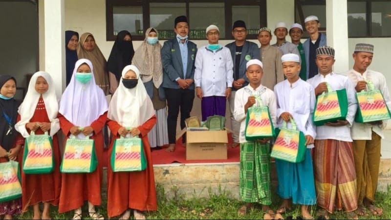 IPNU Kalsel Beri Bantuan Kitab para Santri Korban Banjir Bandang
