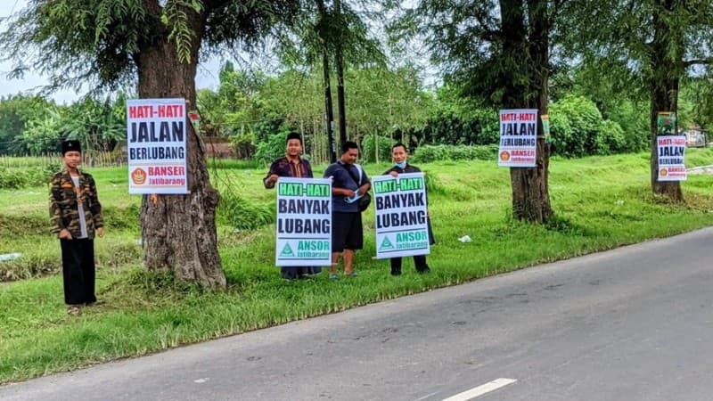 Cegah Kecelakaan, Banser Brebes Pasang Spanduk Ingatkan Pengguna Jalan