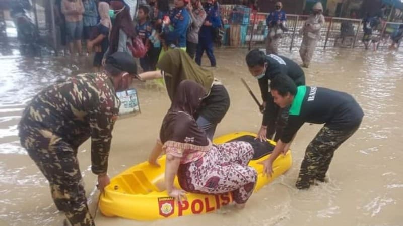 Aksi Banser dan LPBINU Subang Bantu Korban Banjir Pantura