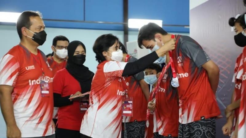Telkom Beri Beasiswa untuk Pemenang IndiHome Gideon Badminton Academy