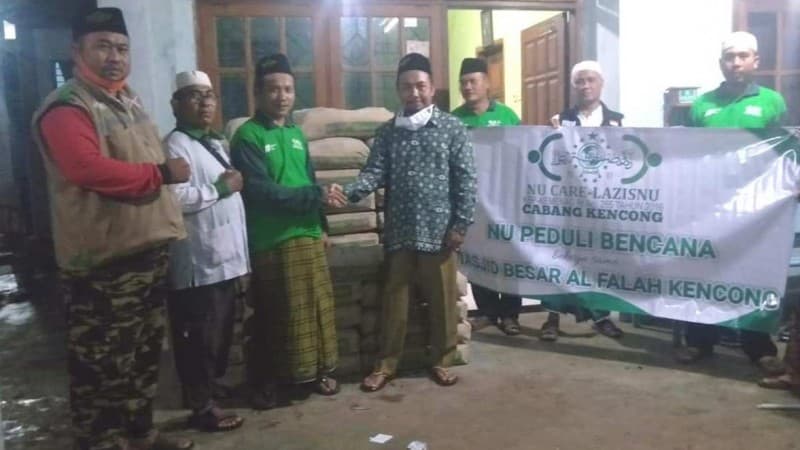 LAZISNU Kencong Sumbang 100 Sak Semen untuk Korban Banjir Jember