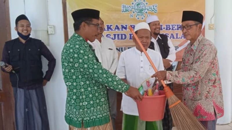 Bersih-bersih Masjid di Sumenep Ajak Masyarakat Cintai dan Hidupkan Masjid