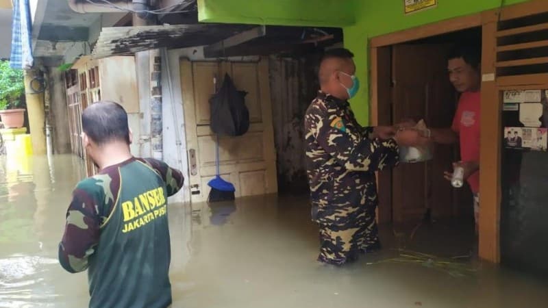 Relawan NU Peduli Bantu Warga Terdampak Banjir Jakarta Tanpa Disuruh
