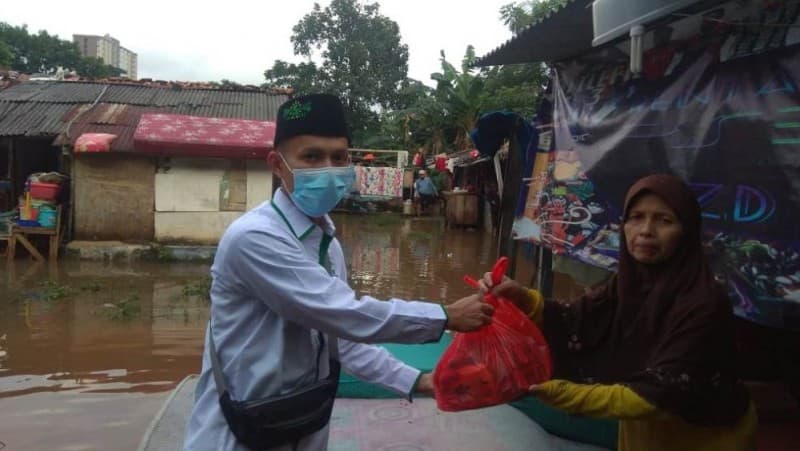 Banjir Jakarta Selatan, LAZISNU Berikan Bantuan untuk Warga