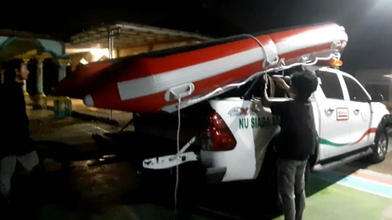 LAZISNU Bekasi Kirim Perahu Karet untuk Warga Terdampak Banjir