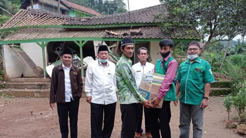 LAZISNU Majalengka Turunkan Bantuan untuk Madrasah Ambruk