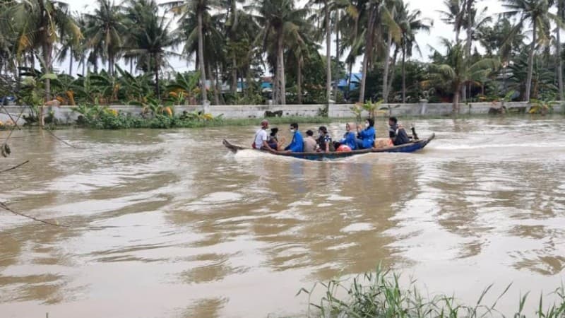 Pakai Perahu, Relawan NU Salurkan Bantuan untuk Warga Muara Gembong Bekasi