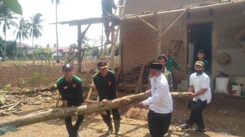 Kekompakan Tim NU Peduli Adiluwih Bantu Korban Puting Beliung