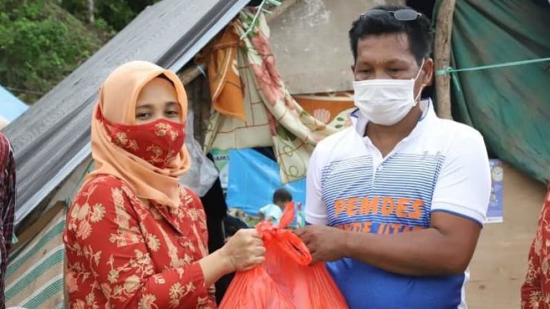 Dharma Wanita Kemnaker Salurkan Bantuan Korban Gempa di Mamuju