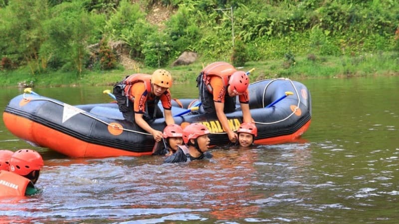 Banser Cilongok Berlatih Keahlian Penyelamatan di Air