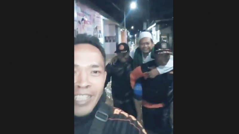 Banser di Jombang 'Terjang' Banjir dan Gendong Kiai Pulang Pengajian